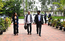 Mr. Praveen Kamath, GM & HR Head GDE Wipro Ltd being welcomed by students to the Alliance Campus