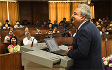 Mr. Vivek Jain,Exec. VP & Head -HR Kotak Mahindra Bank during the session 2